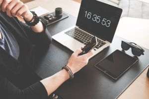 Genesis Property: Peste trei sferturi dintre români lucrează cel puţin 3 zile de la birou